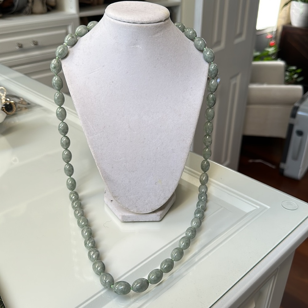Beautiful green jade long necklace - Picture 3 of 5